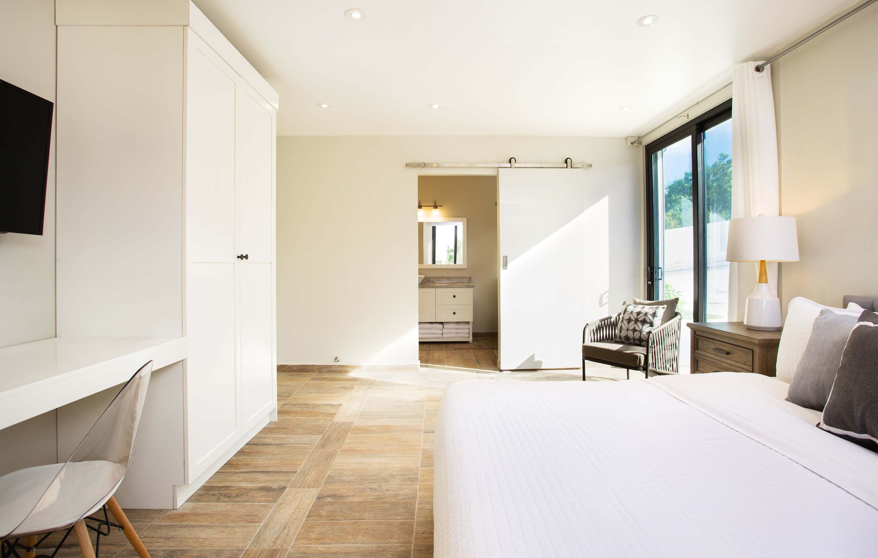 Seashell Beach House, Beachfront Limestone Bay Villa with Pool, Jacuzzi and Four King Suites - Photo 29