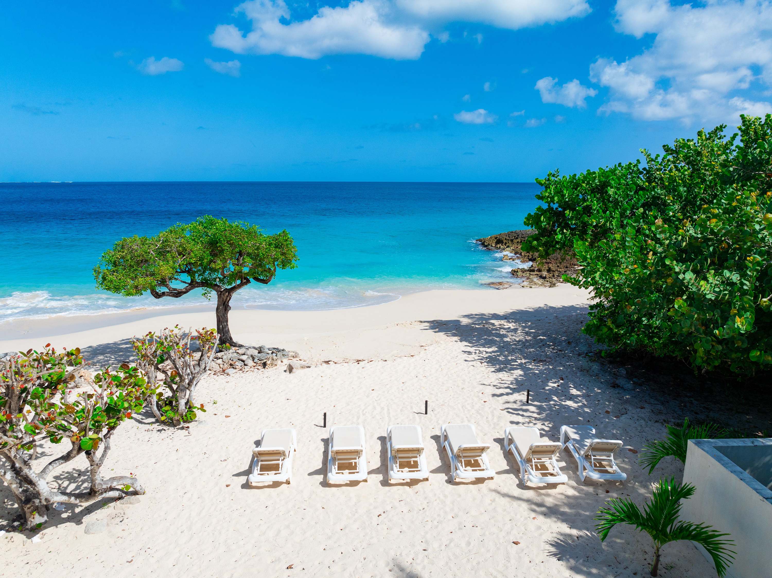 Seashell Beach House, Beachfront Limestone Bay Villa with Pool, Jacuzzi and Four King Suites Gallery 2