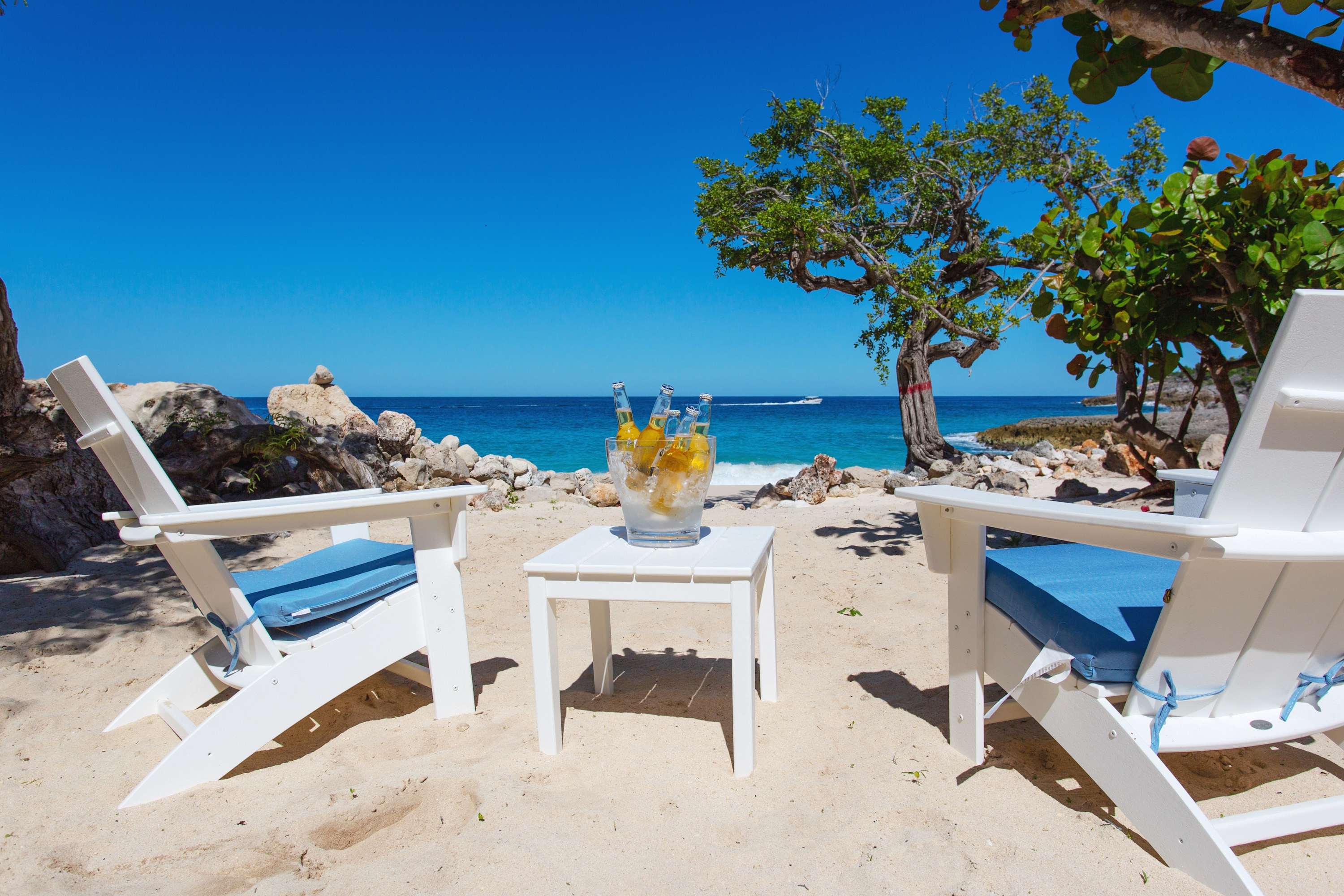 Seashell Beach House, Beachfront Limestone Bay Villa with Pool, Jacuzzi and Four King Suites - Photo 5
