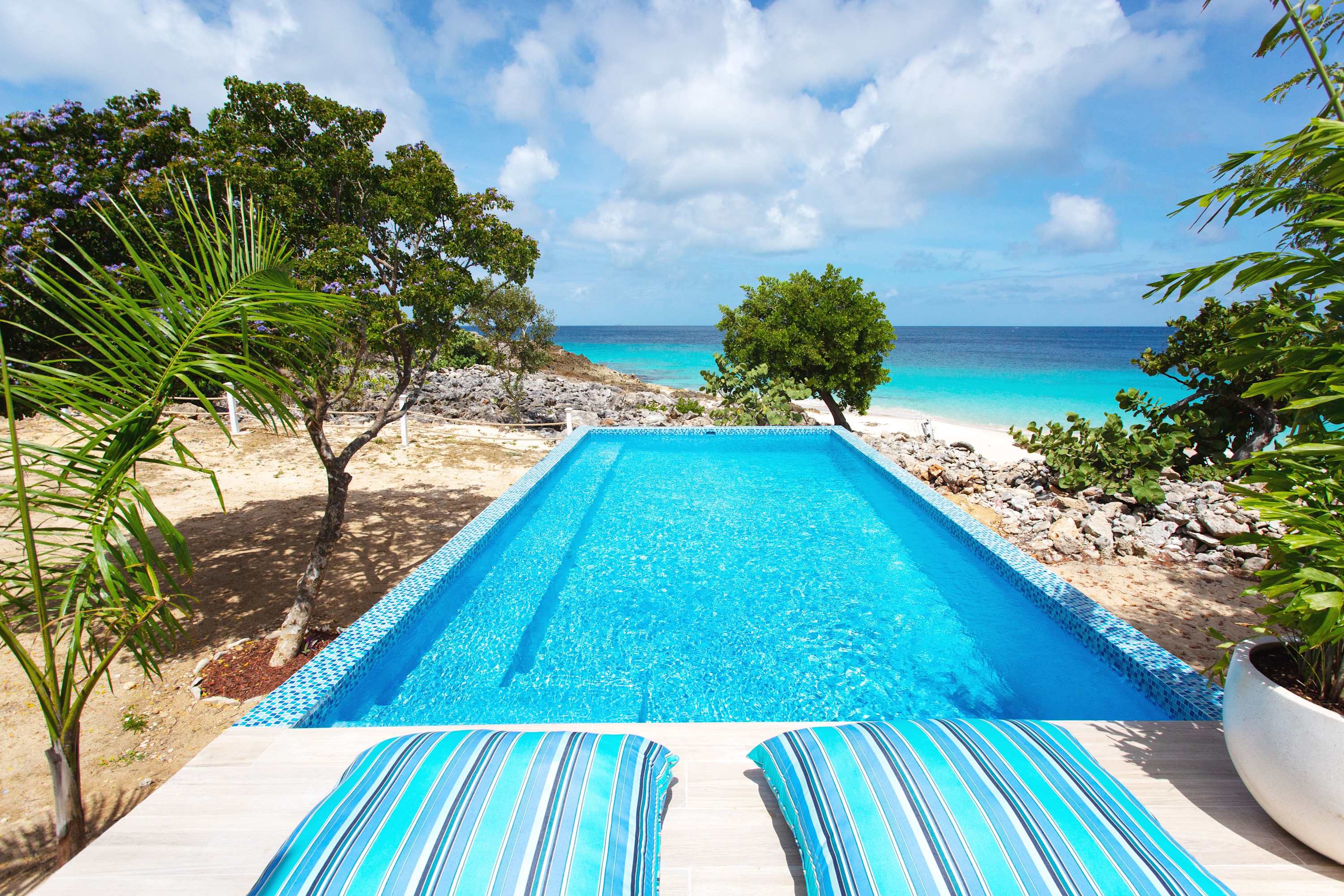 Seashell Beach House, Beachfront Limestone Bay Villa with Pool, Jacuzzi and Four King Suites - Photo 7