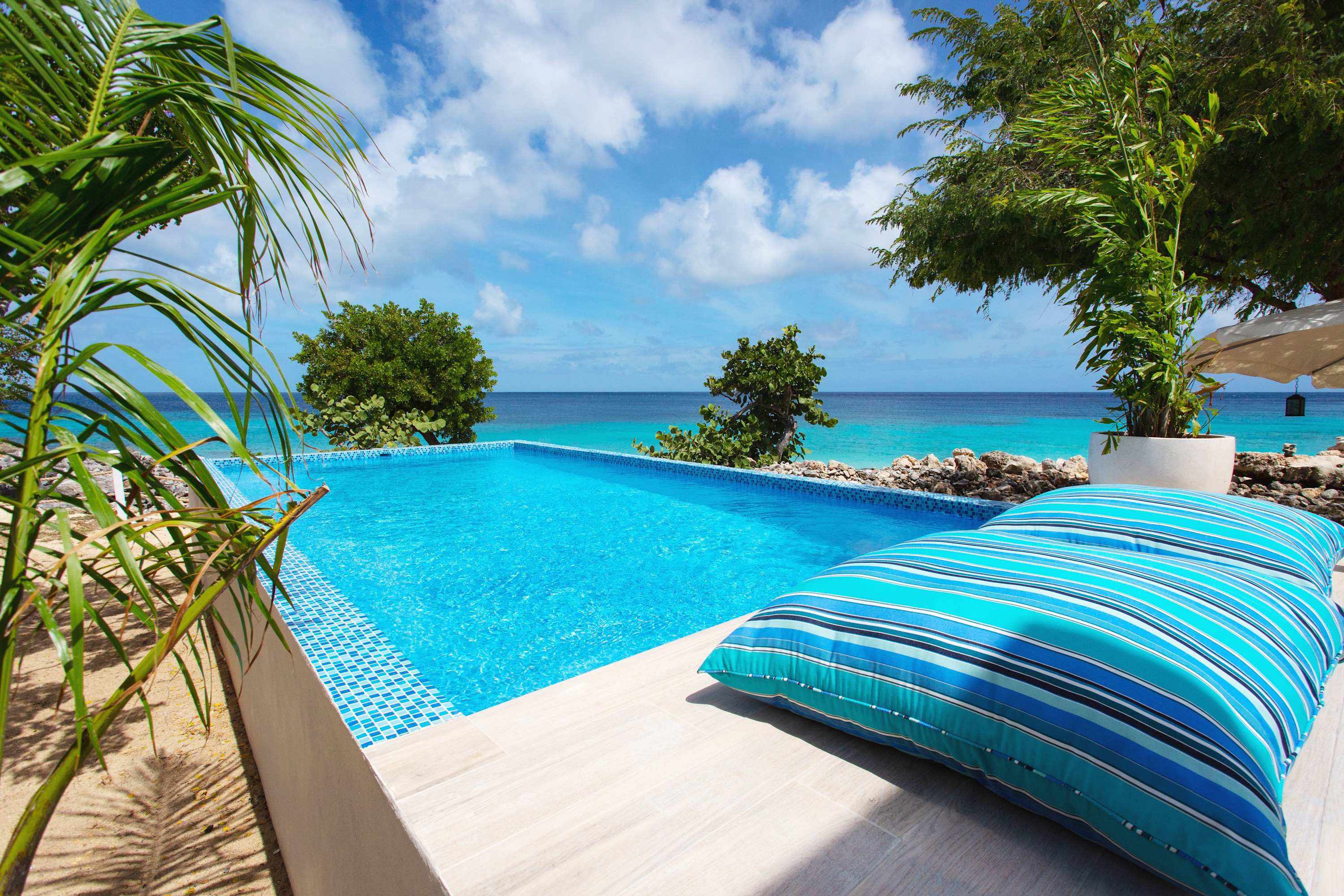 Seashell Beach House, Beachfront Limestone Bay Villa with Pool, Jacuzzi and Four King Suites - Photo 8