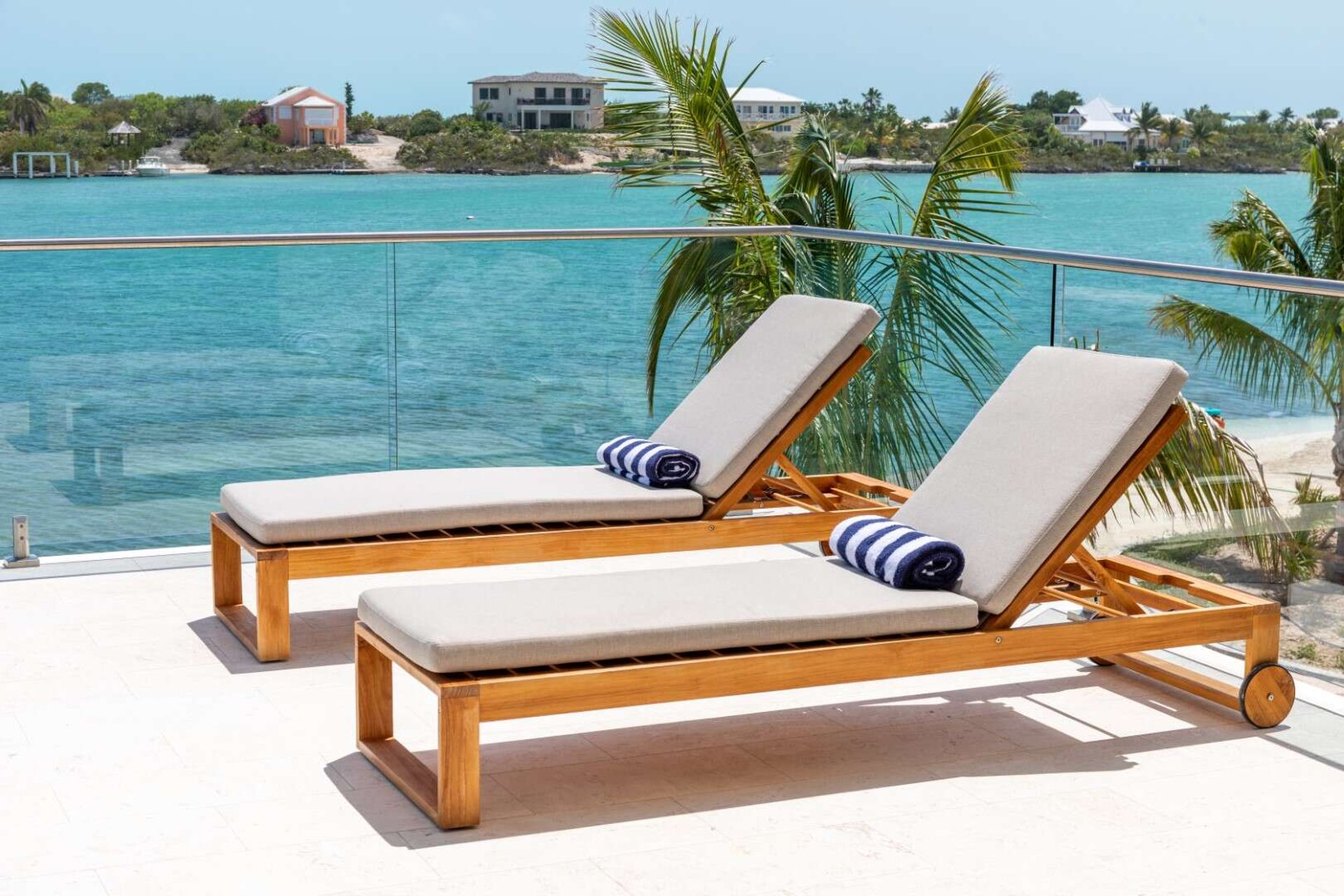 Villa Alexis, Beachfront Calm in Chalk Sound with Butler Service and a Private Pool - Photo 11