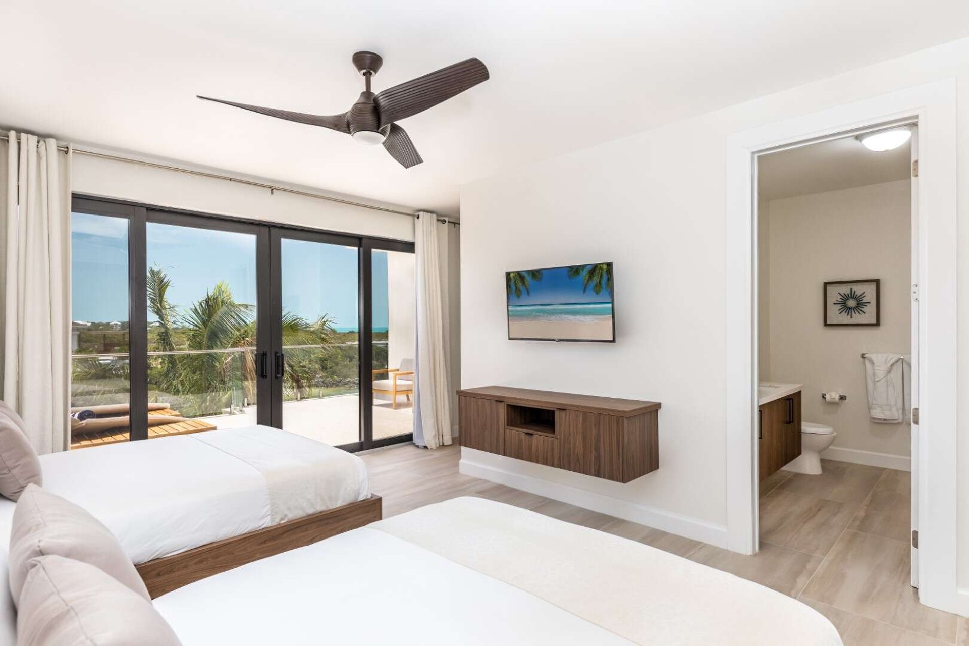 Villa Alexis, Beachfront Calm in Chalk Sound with Butler Service and a Private Pool - Photo 32