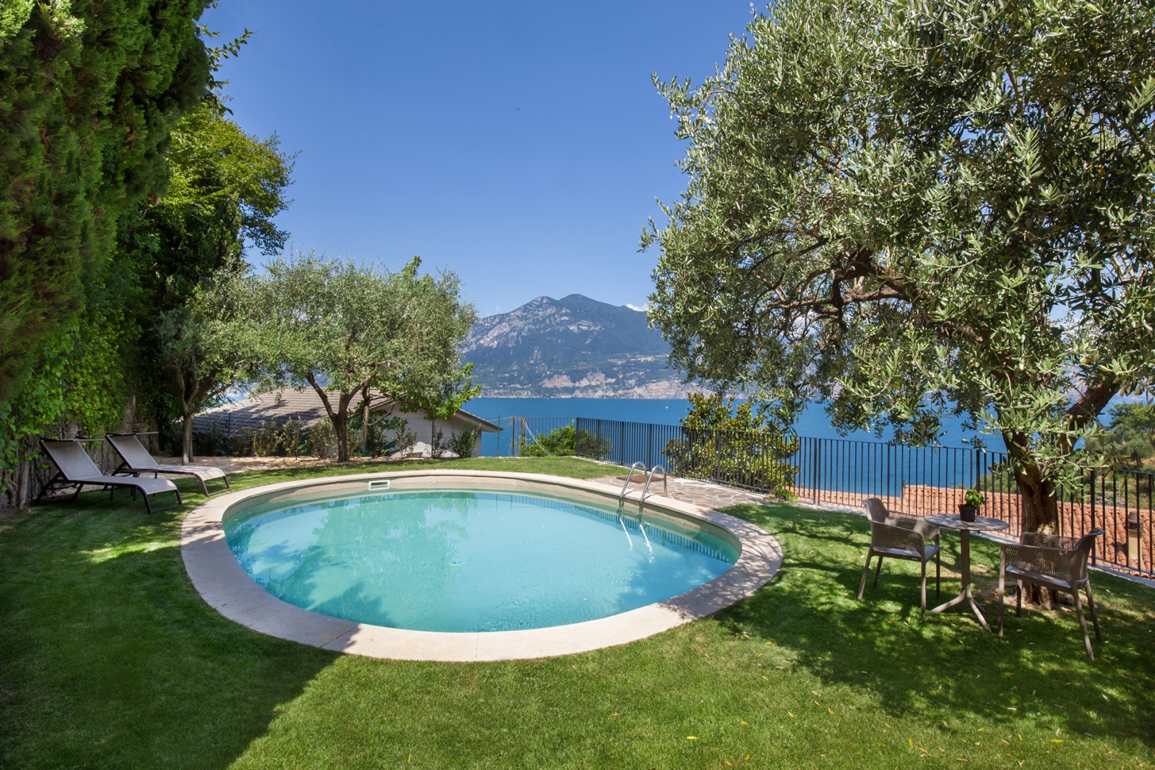 Villa Ama, Modern Lake Garda Retreat with Panoramic Views - Photo 11
