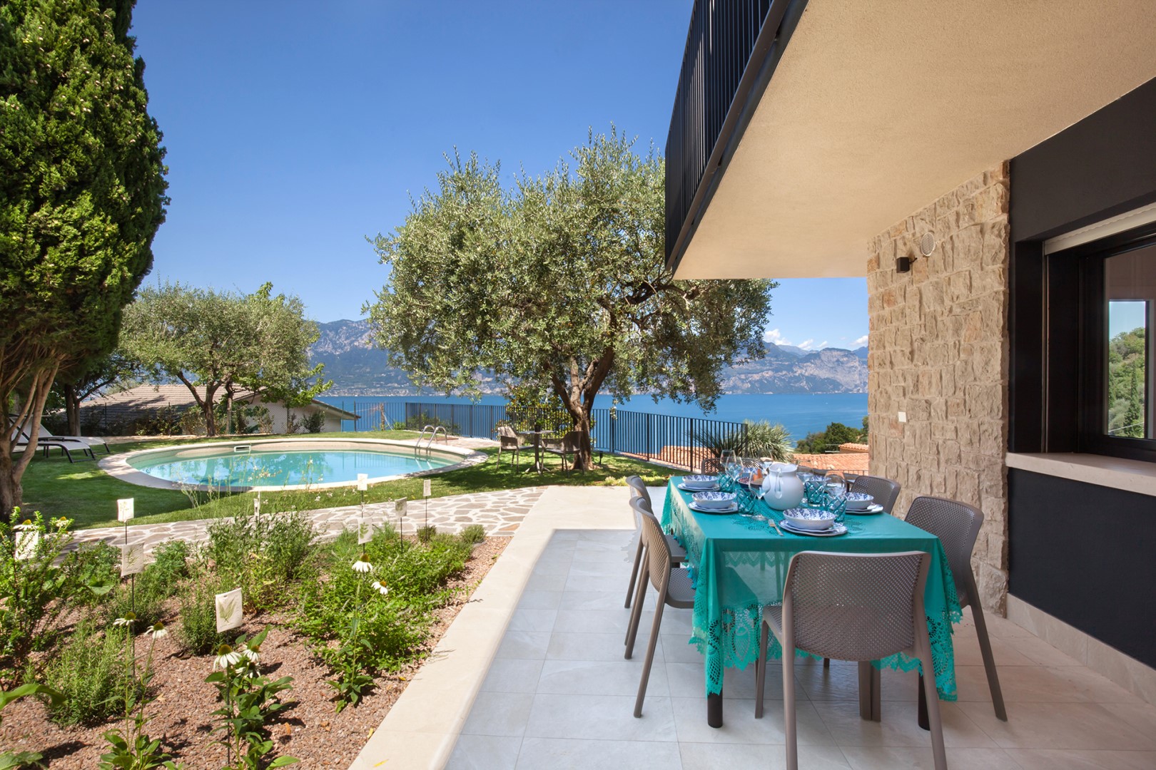 Villa Ama, Modern Lake Garda Retreat with Panoramic Views - Photo 9