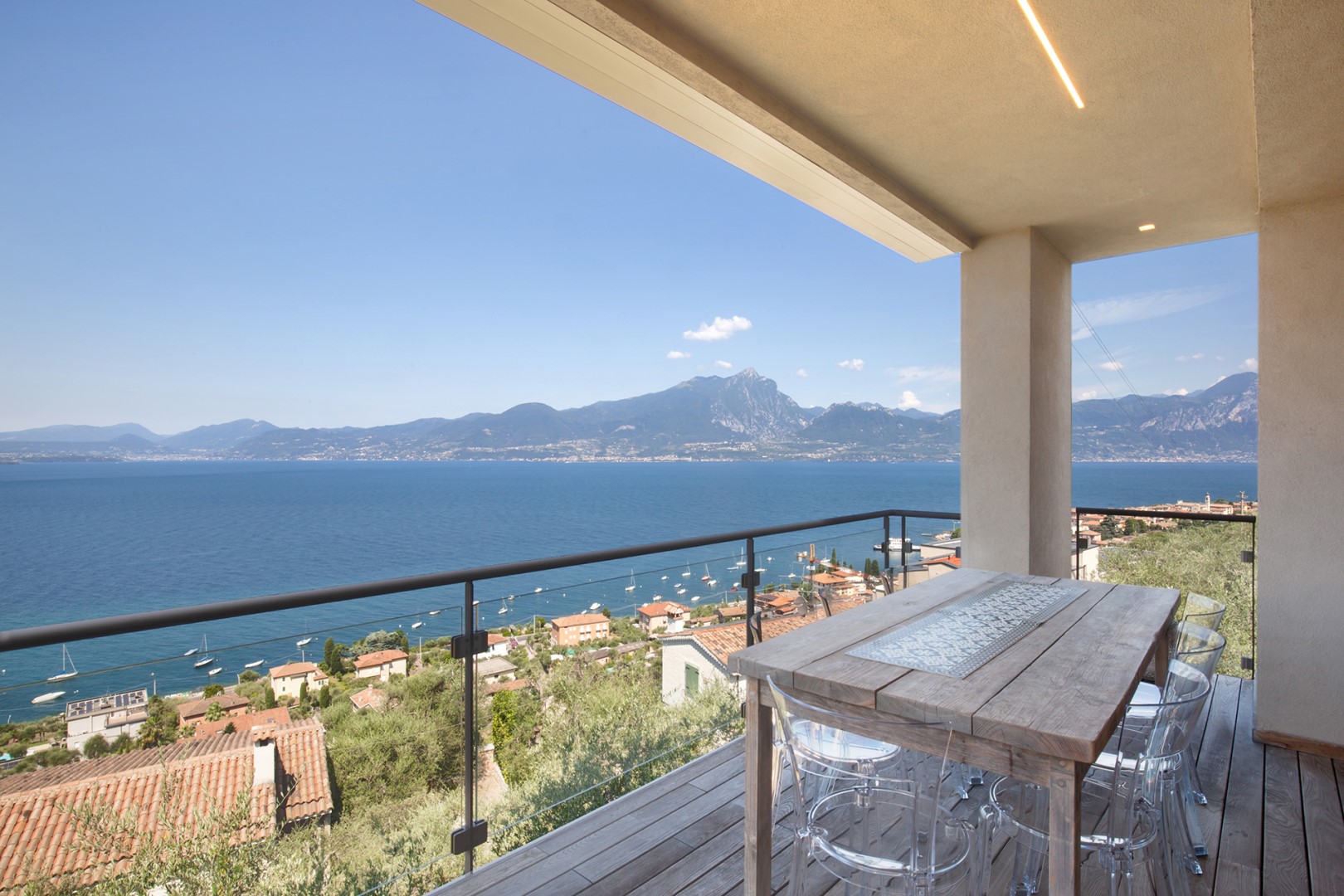 Villa Claudia, Elegant Lake Garda Villa with Pool and Panoramic Jacuzzi near Torri del Benaco Gallery 1