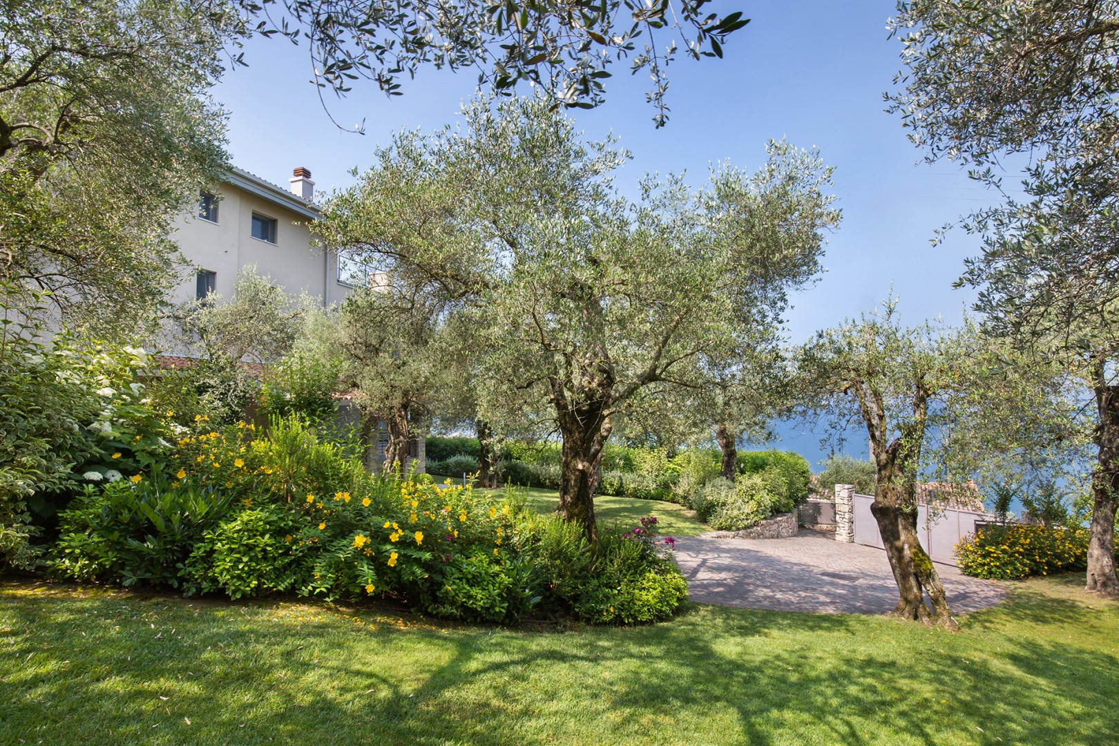 Villa Claudia, Elegant Lake Garda Villa with Pool and Panoramic Jacuzzi near Torri del Benaco - Photo 13