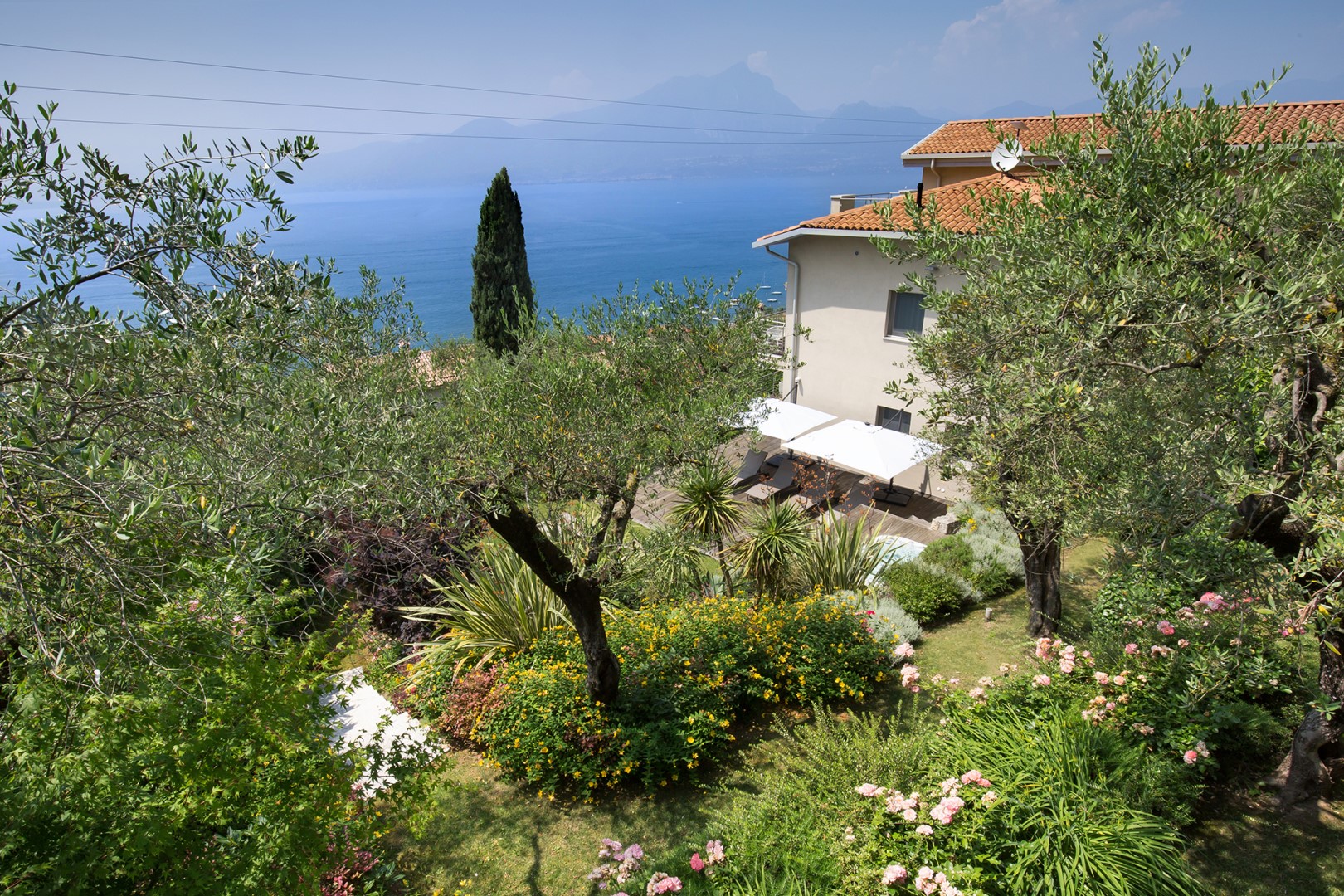 Villa Claudia, Elegant Lake Garda Villa with Pool and Panoramic Jacuzzi near Torri del Benaco Gallery 2