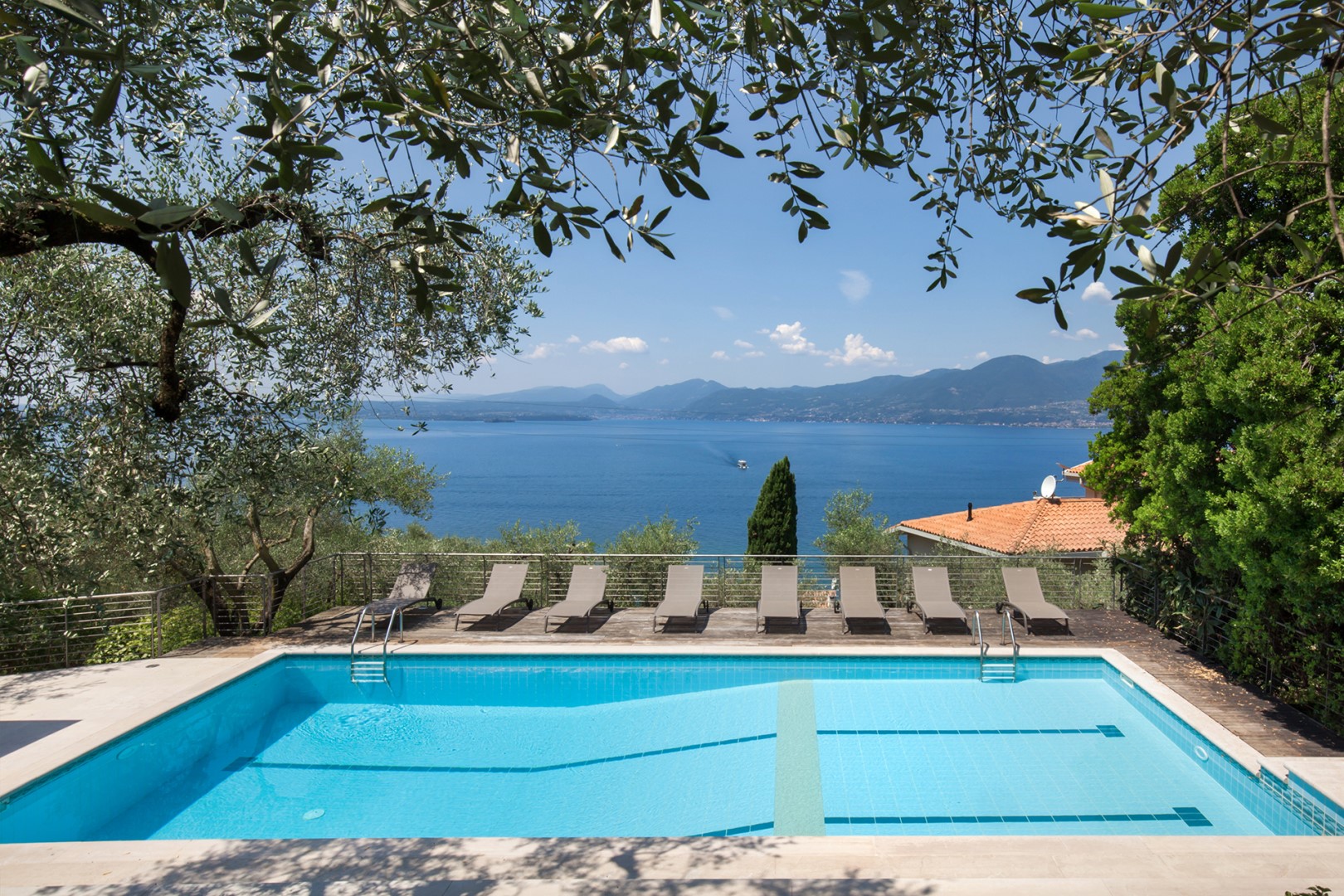 Villa Claudia, Elegant Lake Garda Villa with Pool and Panoramic Jacuzzi near Torri del Benaco - Photo 21