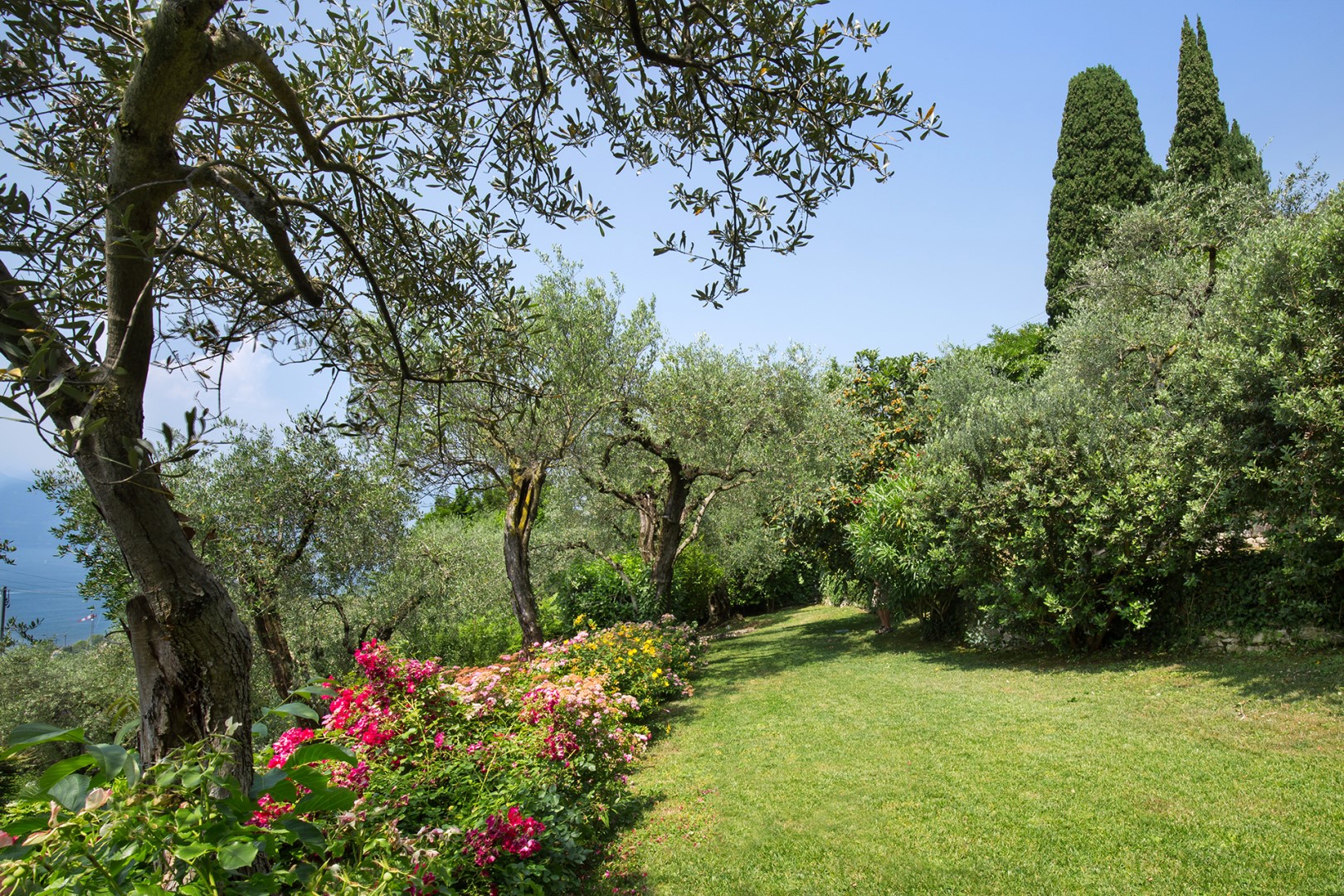 Villa Claudia, Elegant Lake Garda Villa with Pool and Panoramic Jacuzzi near Torri del Benaco - Photo 22