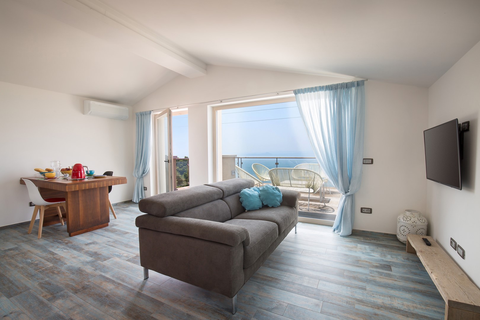 Villa Claudia, Elegant Lake Garda Villa with Pool and Panoramic Jacuzzi near Torri del Benaco - Photo 5