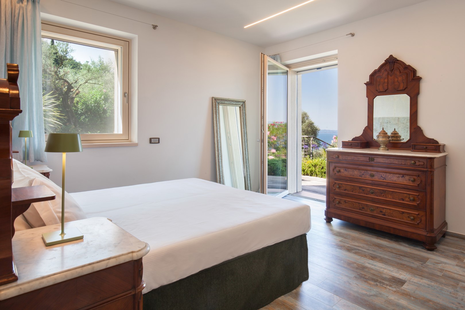 Villa Claudia, Elegant Lake Garda Villa with Pool and Panoramic Jacuzzi near Torri del Benaco - Photo 45