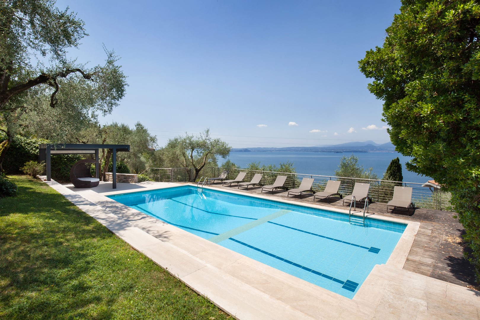 Villa Claudia, Elegant Lake Garda Villa with Pool and Panoramic Jacuzzi near Torri del Benaco - Photo 6