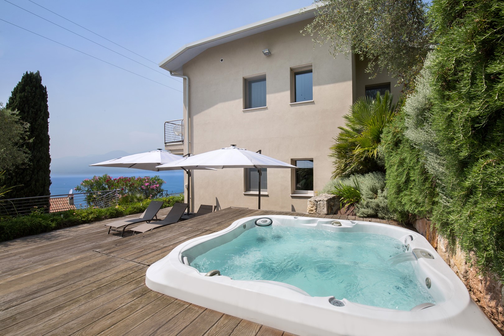 Villa Claudia, Elegant Lake Garda Villa with Pool and Panoramic Jacuzzi near Torri del Benaco - Photo 8