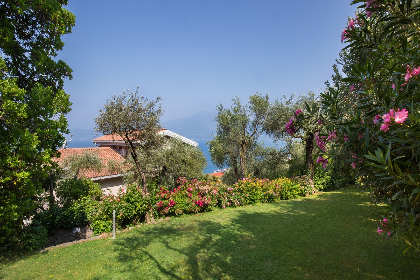 Villa Claudia, Elegant Lake Garda Villa with Pool and Panoramic Jacuzzi near Torri del Benaco - Photo 10