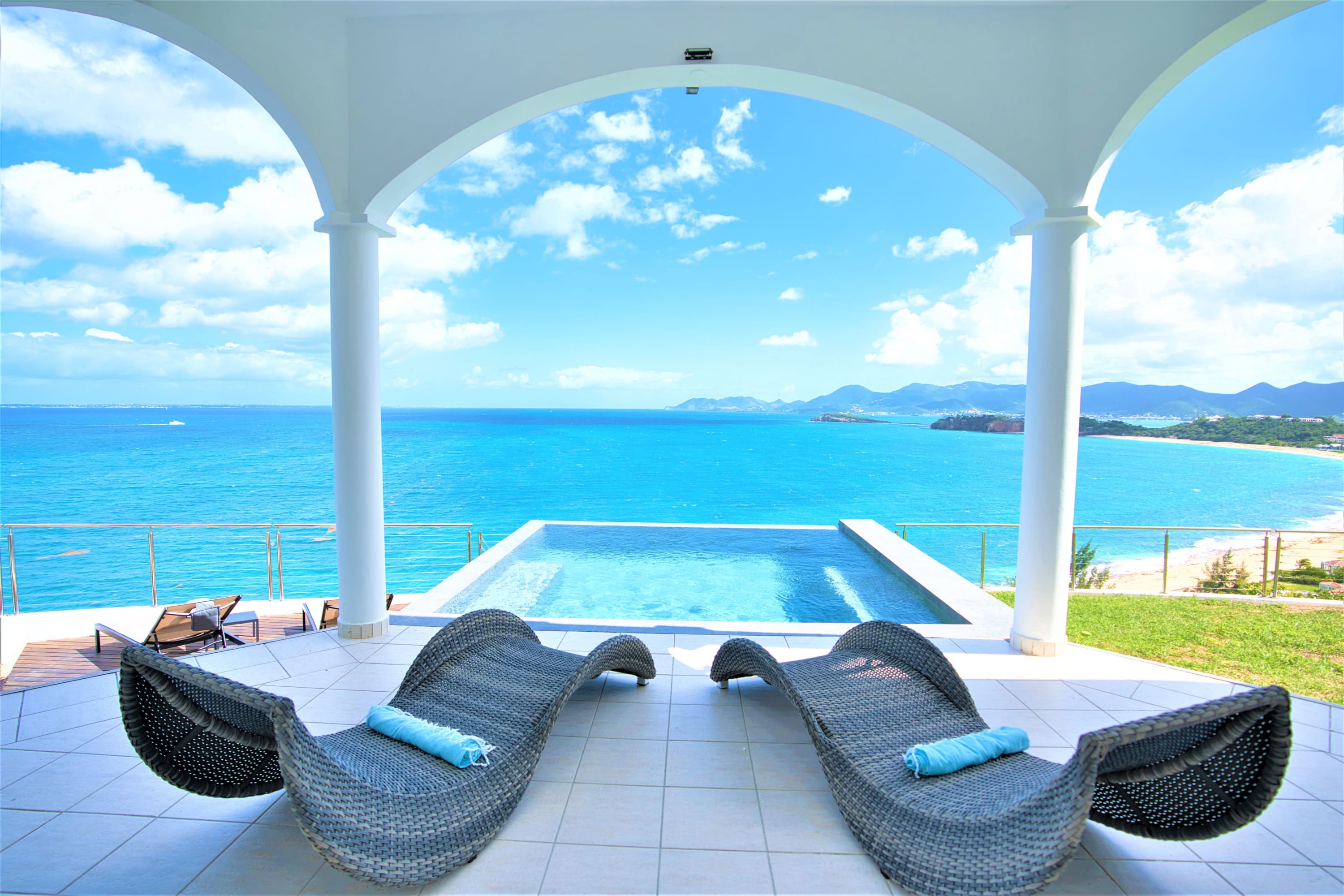 Villa Infinity Blue Main View
