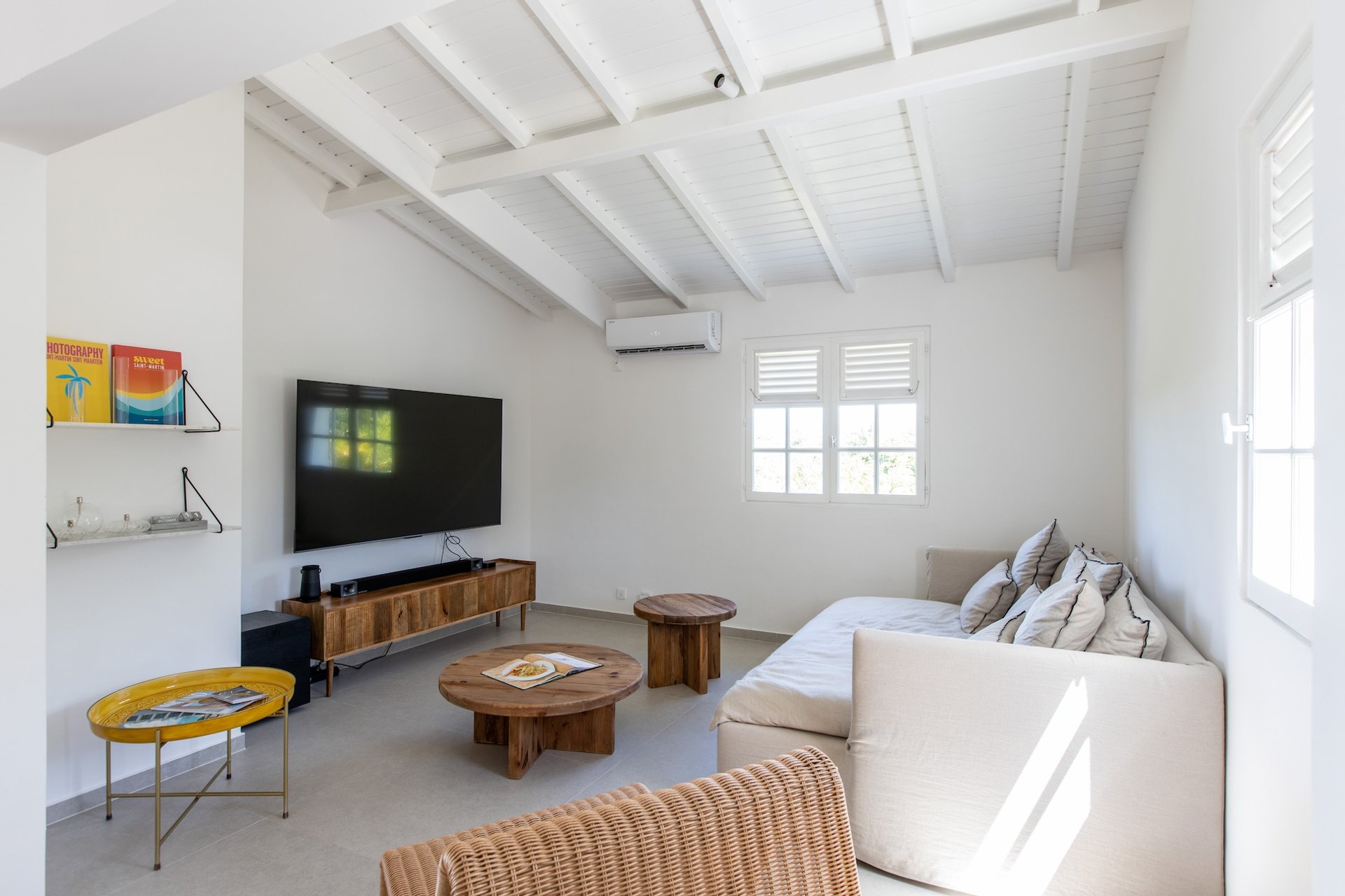 Villa Les Oliviers, a Four-Bedroom Terres Basses Retreat with Private Pool and Koi-Pond Calm - Photo 24