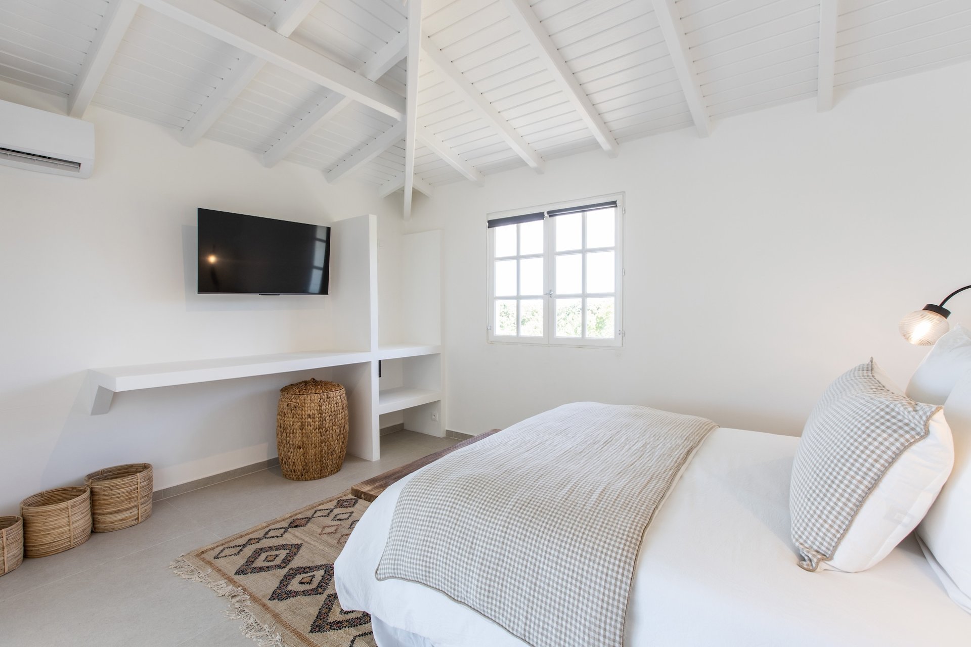 Villa Les Oliviers, a Four-Bedroom Terres Basses Retreat with Private Pool and Koi-Pond Calm - Photo 33