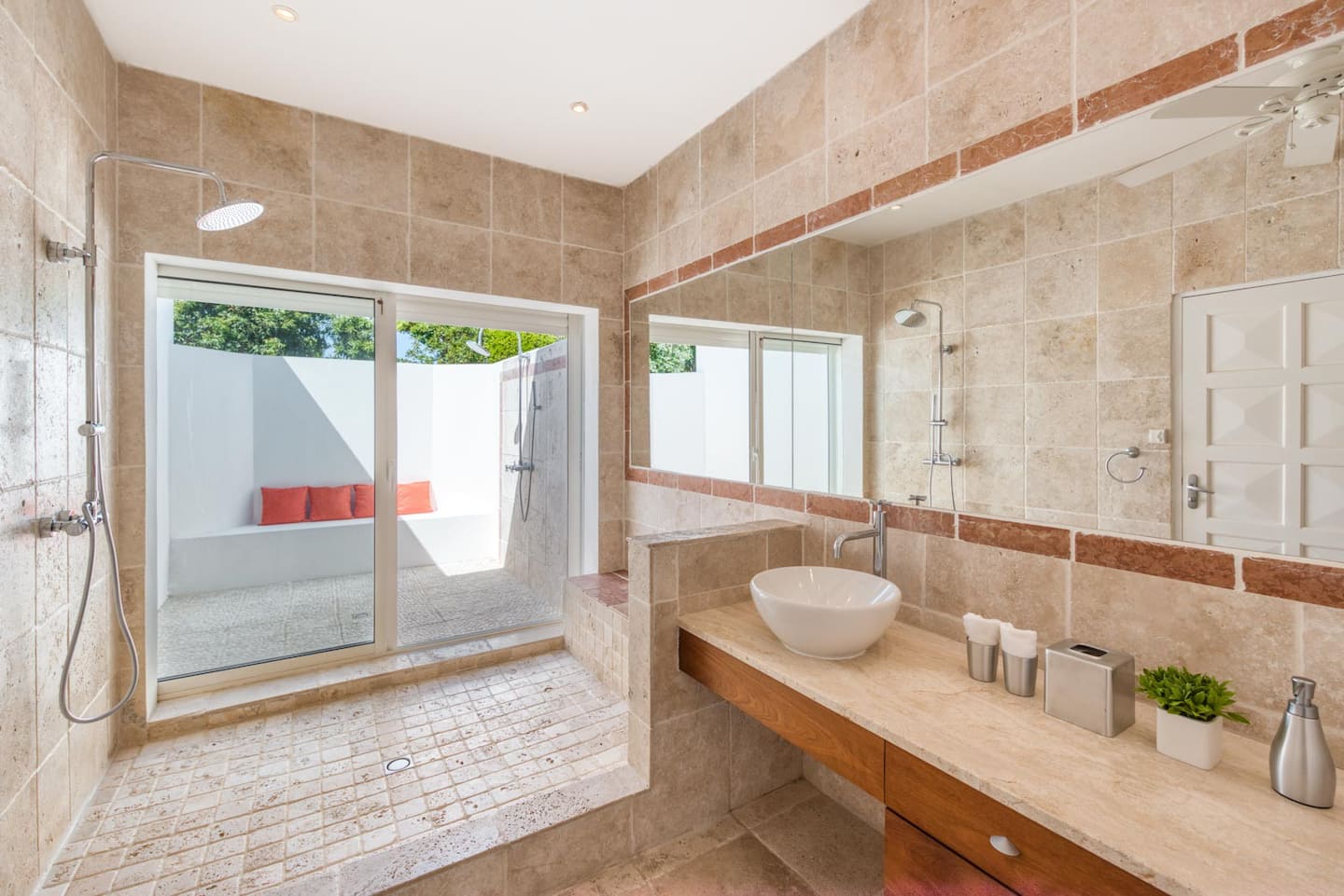 Villa Lune de Miel, A Romantic Two Bedroom Sea View Retreat in Terres Basses - Photo 39