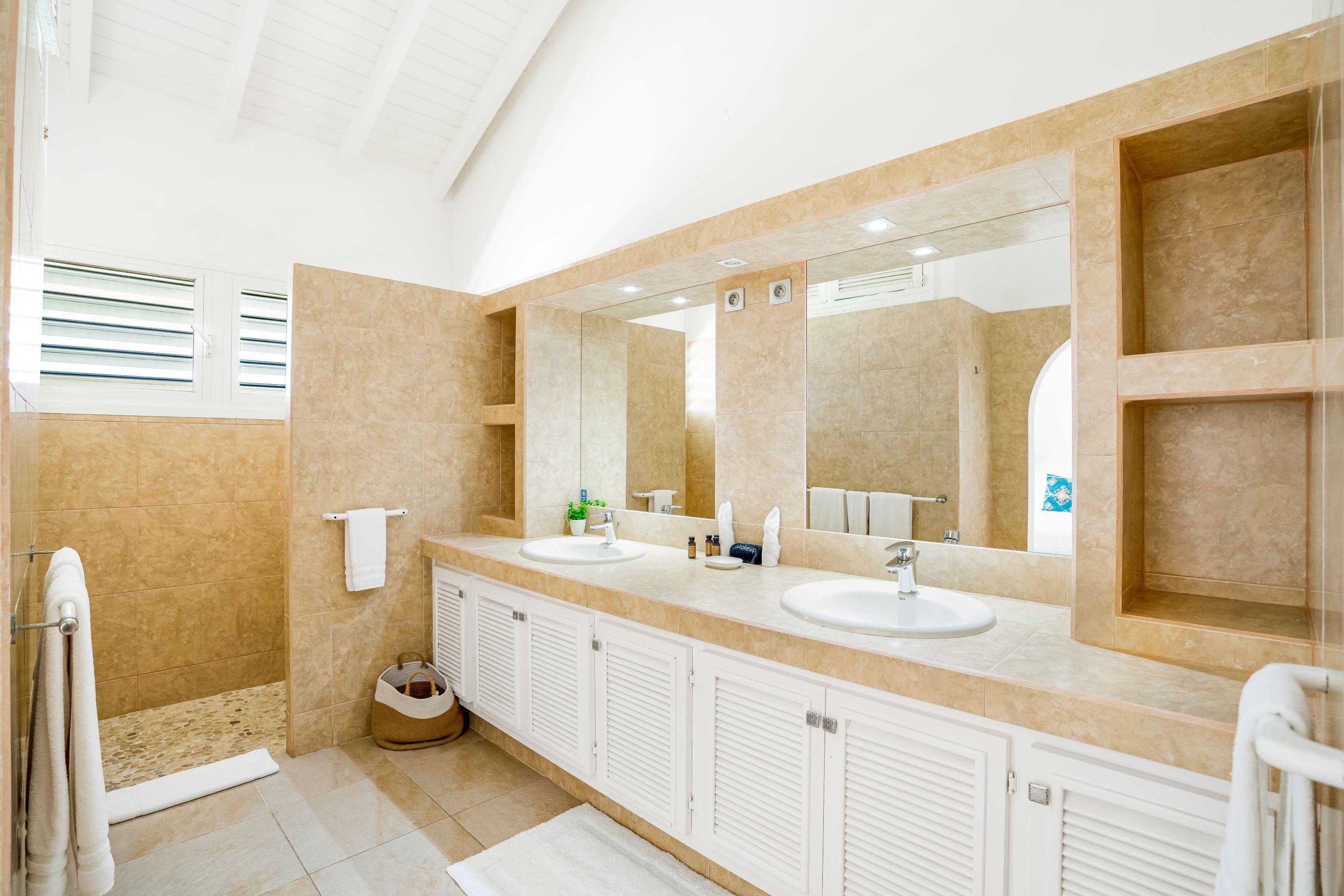 Villa Madras, 5 Bedroom Terres Basses Villa with Sea Views - Photo 29