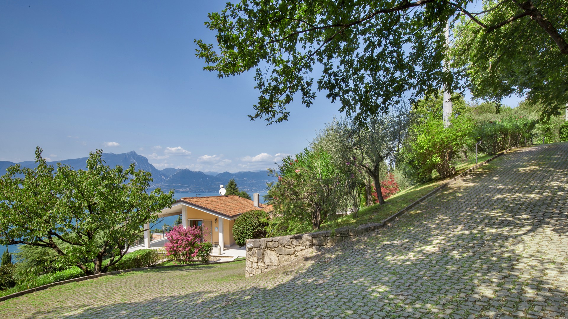 Villa Sybille, Contemporary Lake Garda Villa with Panoramic Views - Photo 13