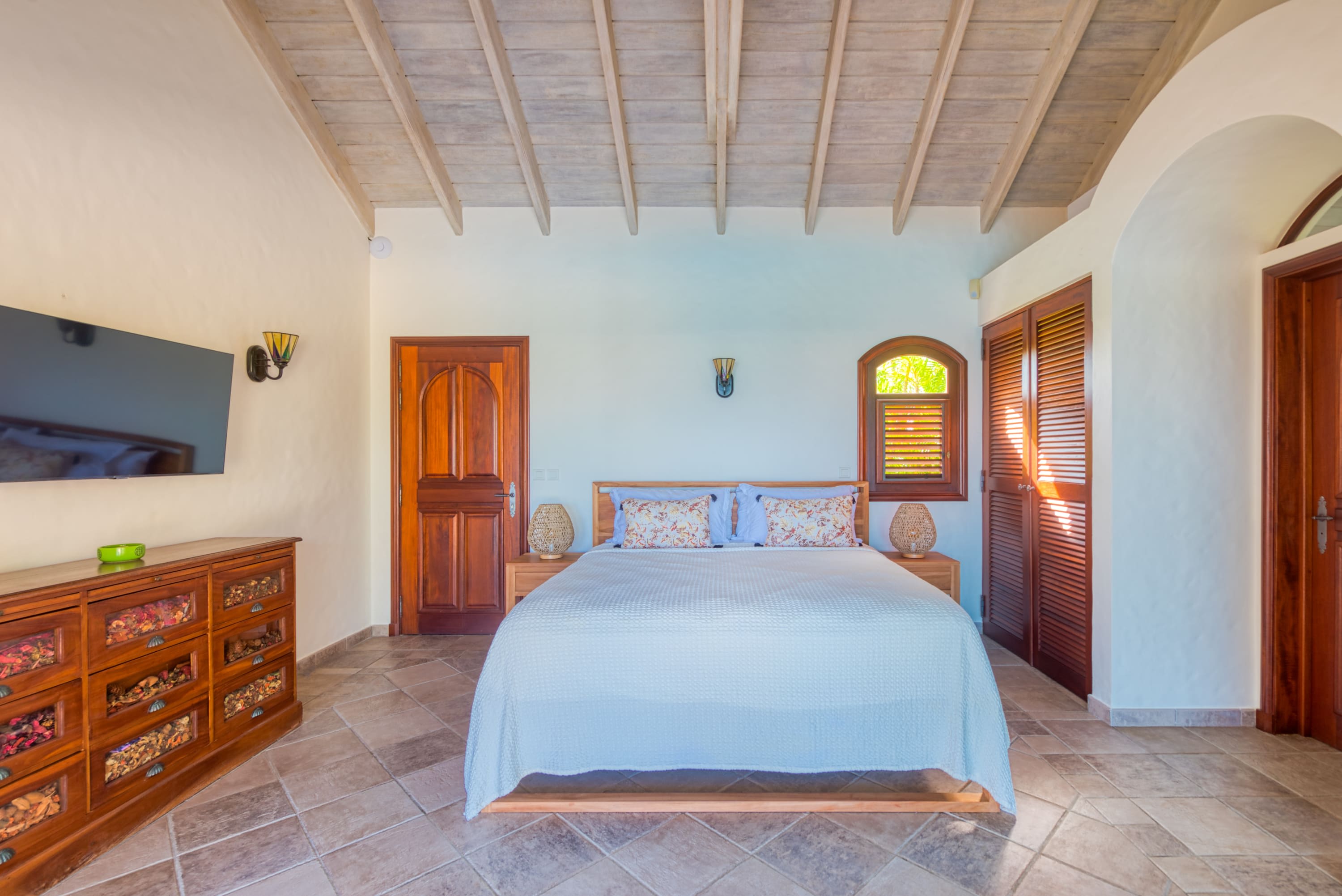 Villa Terre Azure, Terres Basses Villa with Lagoon Views and a 50-Foot Infinity Pool - Photo 24