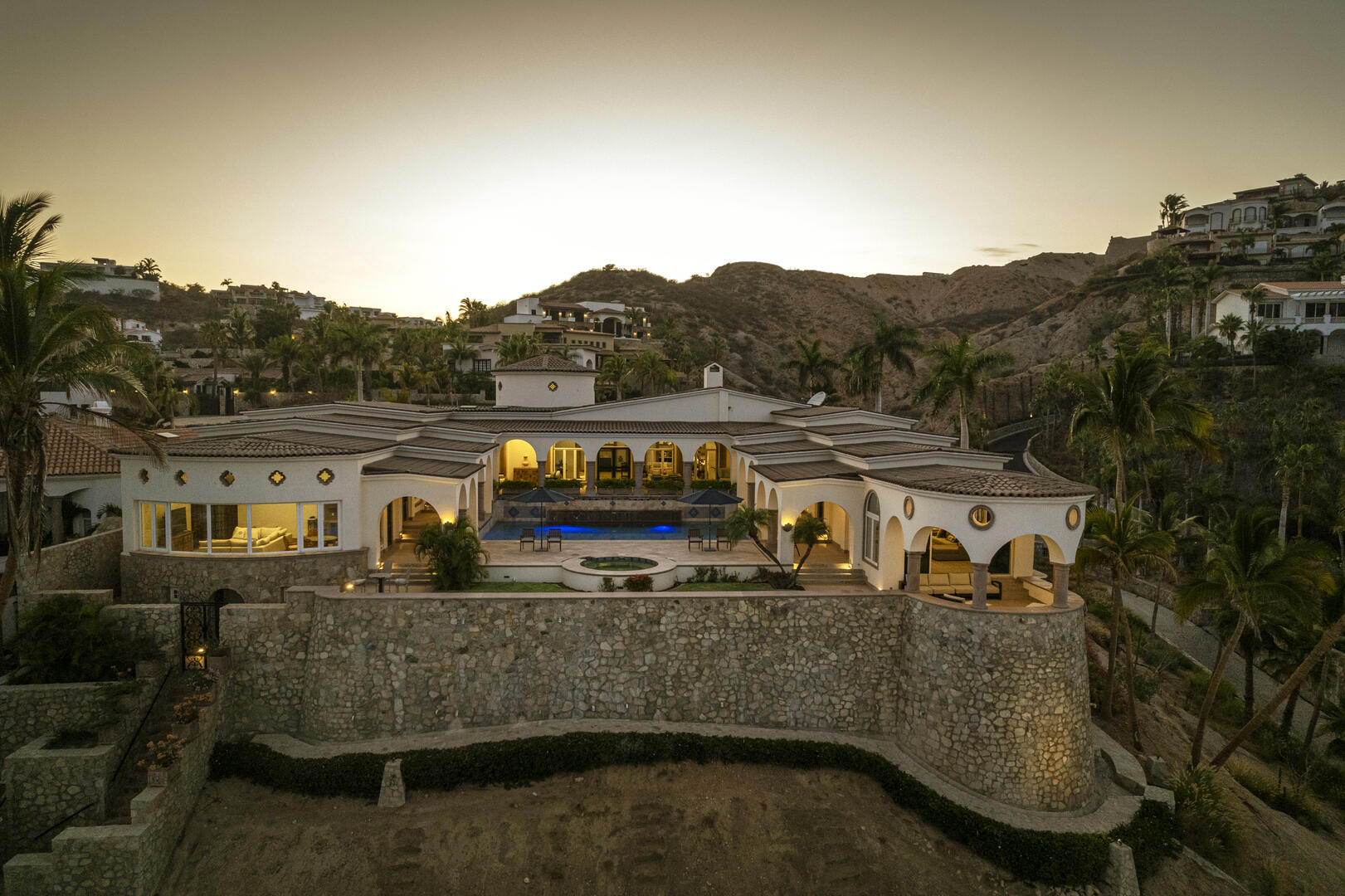 Villa Tortuga Palmilla, Beachfront Luxury in Palmilla Sur Gallery 1