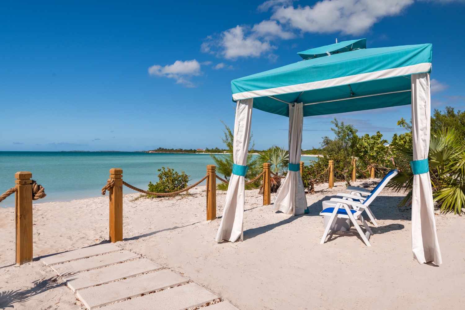 Villa Vamar on Taylor Bay Beach, Private Oceanfront Provo Villa for 12 - Photo 5