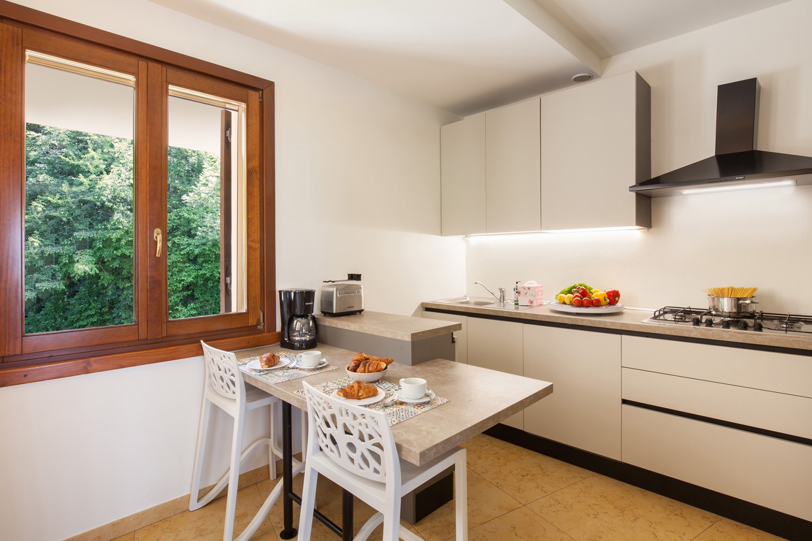 Villa Viù, Hilltop Lake Garda Villa with Private Pool, Spa and Four Double Bedrooms - Photo 32