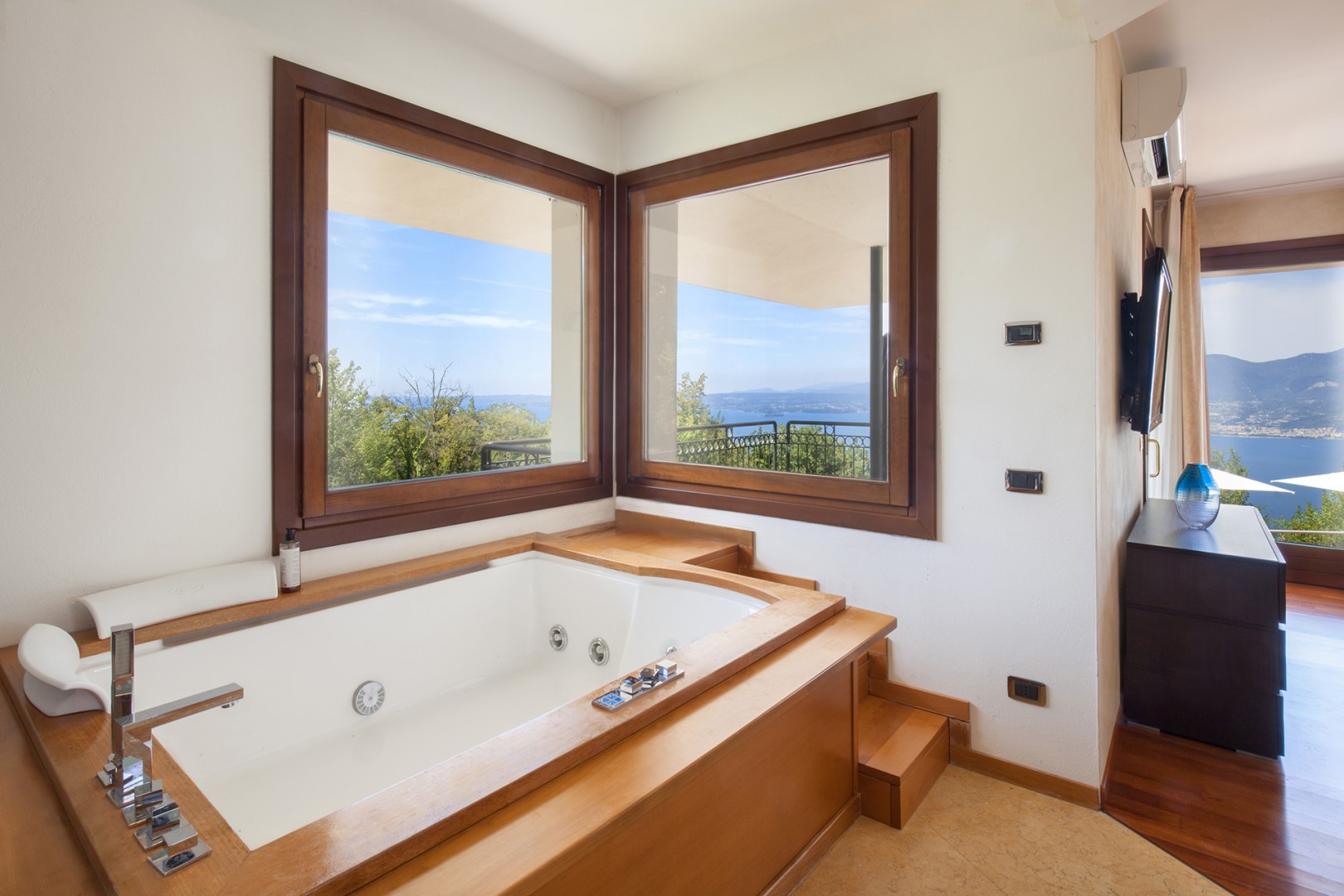 Villa Viù, Hilltop Lake Garda Villa with Private Pool, Spa and Four Double Bedrooms - Photo 37