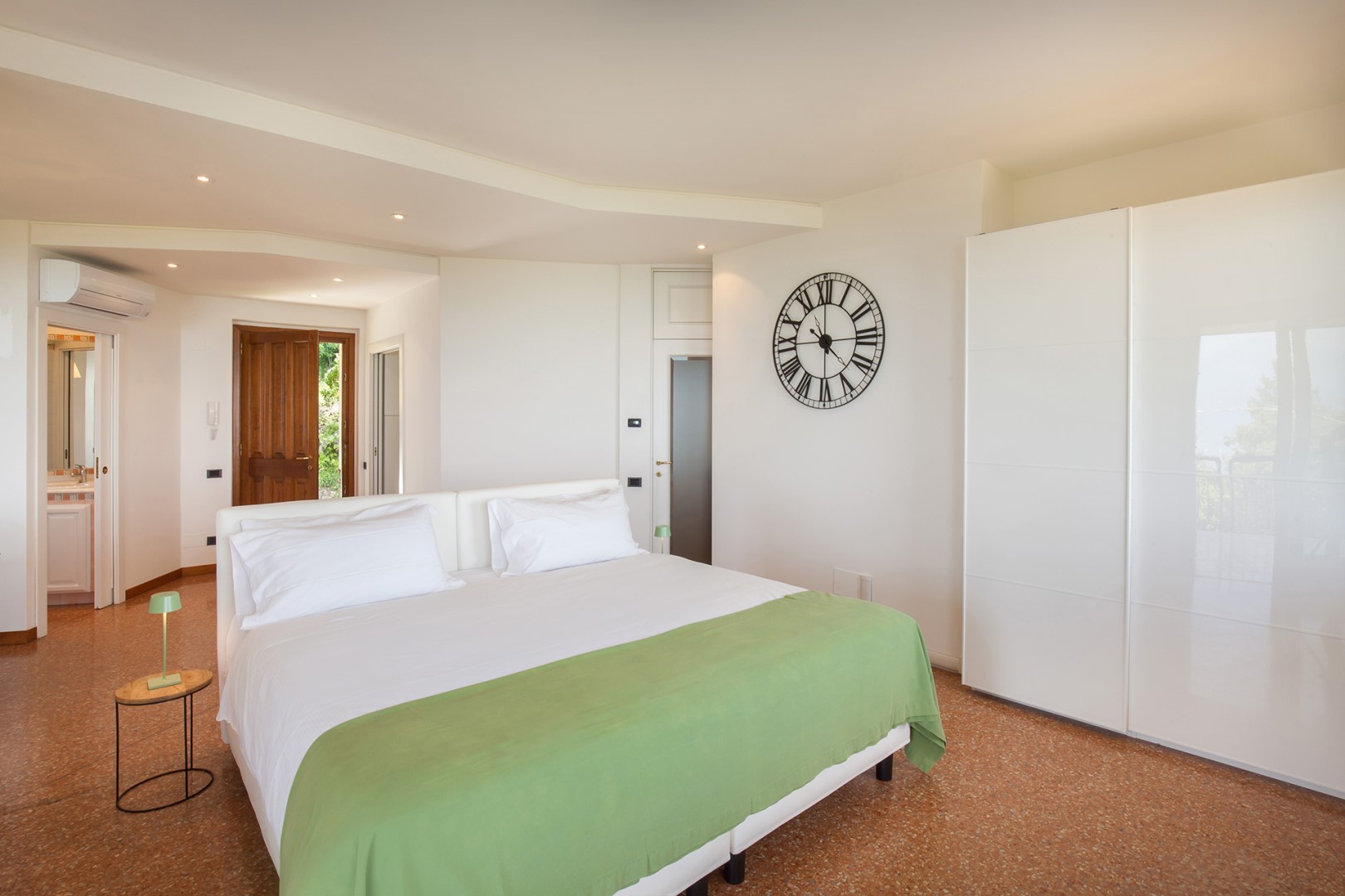 Villa Viù, Hilltop Lake Garda Villa with Private Pool, Spa and Four Double Bedrooms - Photo 41