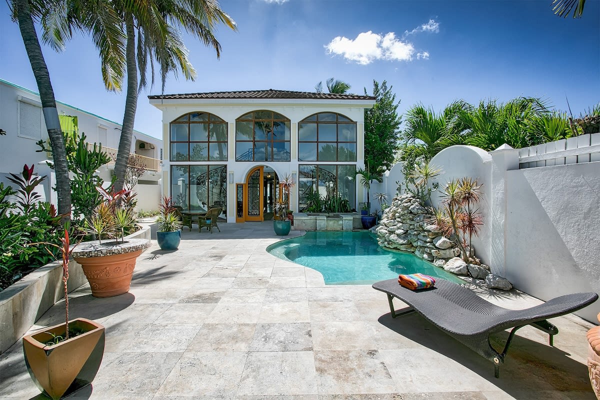 Villa Vittoria, Six King Bedrooms on the Sands of Simpson Bay Gallery 2