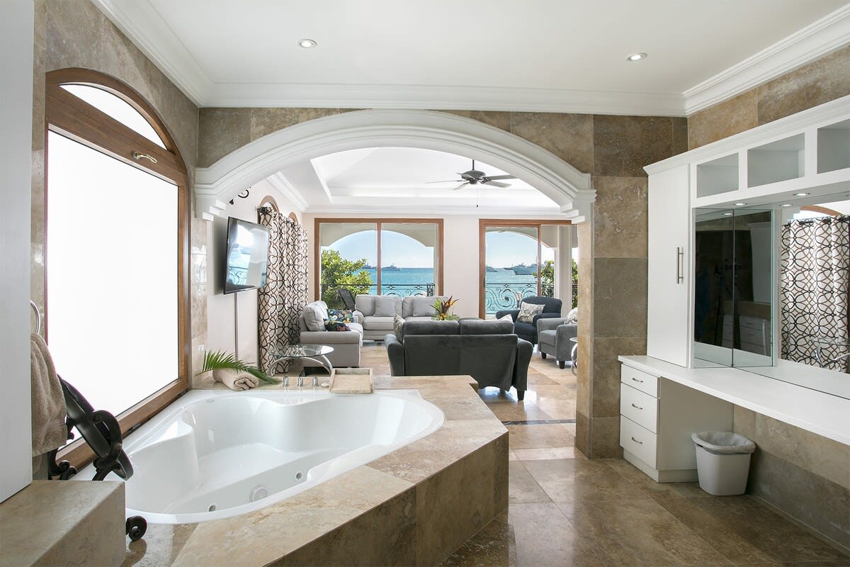 Villa Vittoria, Six King Bedrooms on the Sands of Simpson Bay - Photo 7