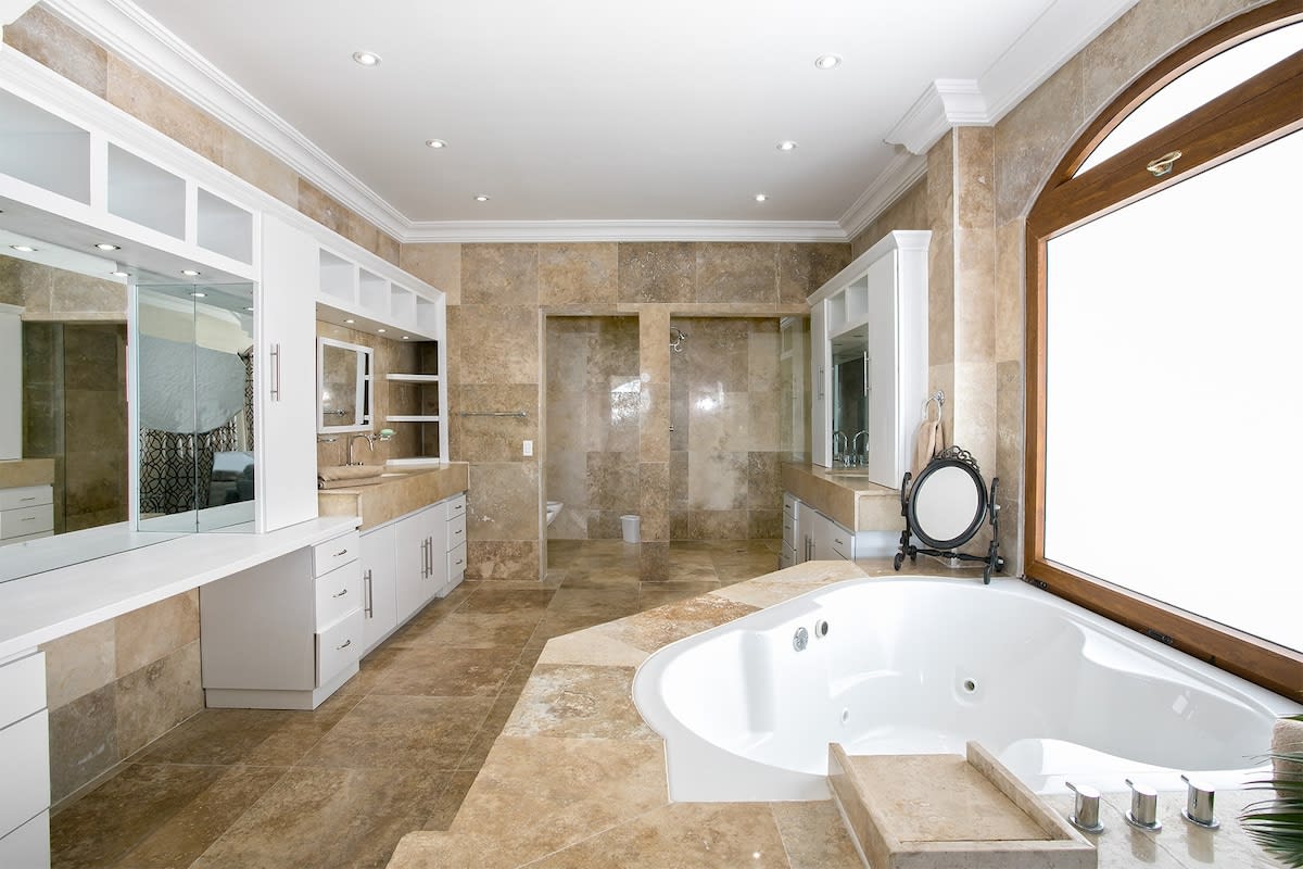 Villa Vittoria, Six King Bedrooms on the Sands of Simpson Bay - Photo 8