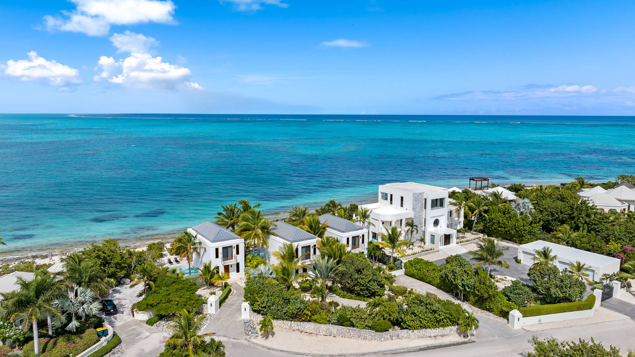 Water Edge Villa, Beachfront One-Bedroom in Turtle Cove