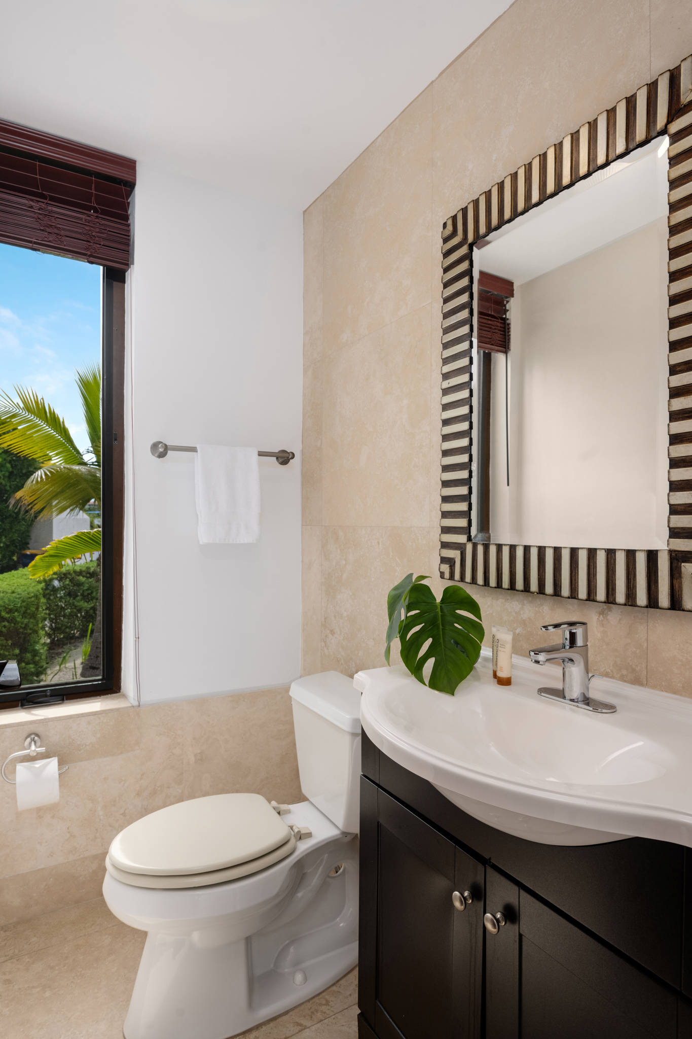 Water Edge Villa, Beachfront One-Bedroom in Turtle Cove - Photo 13