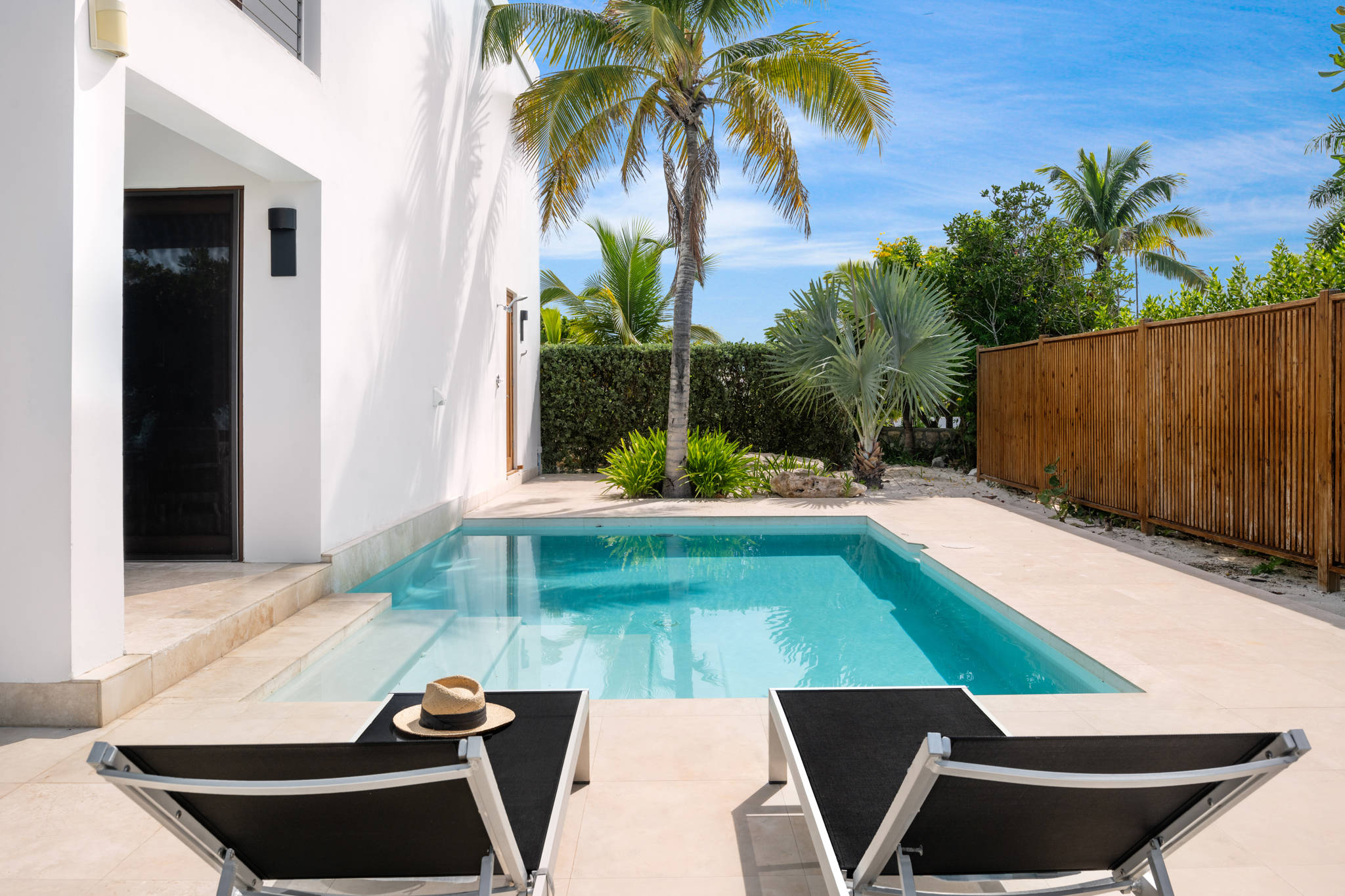Water Edge Villa, Beachfront One-Bedroom in Turtle Cove - Photo 15