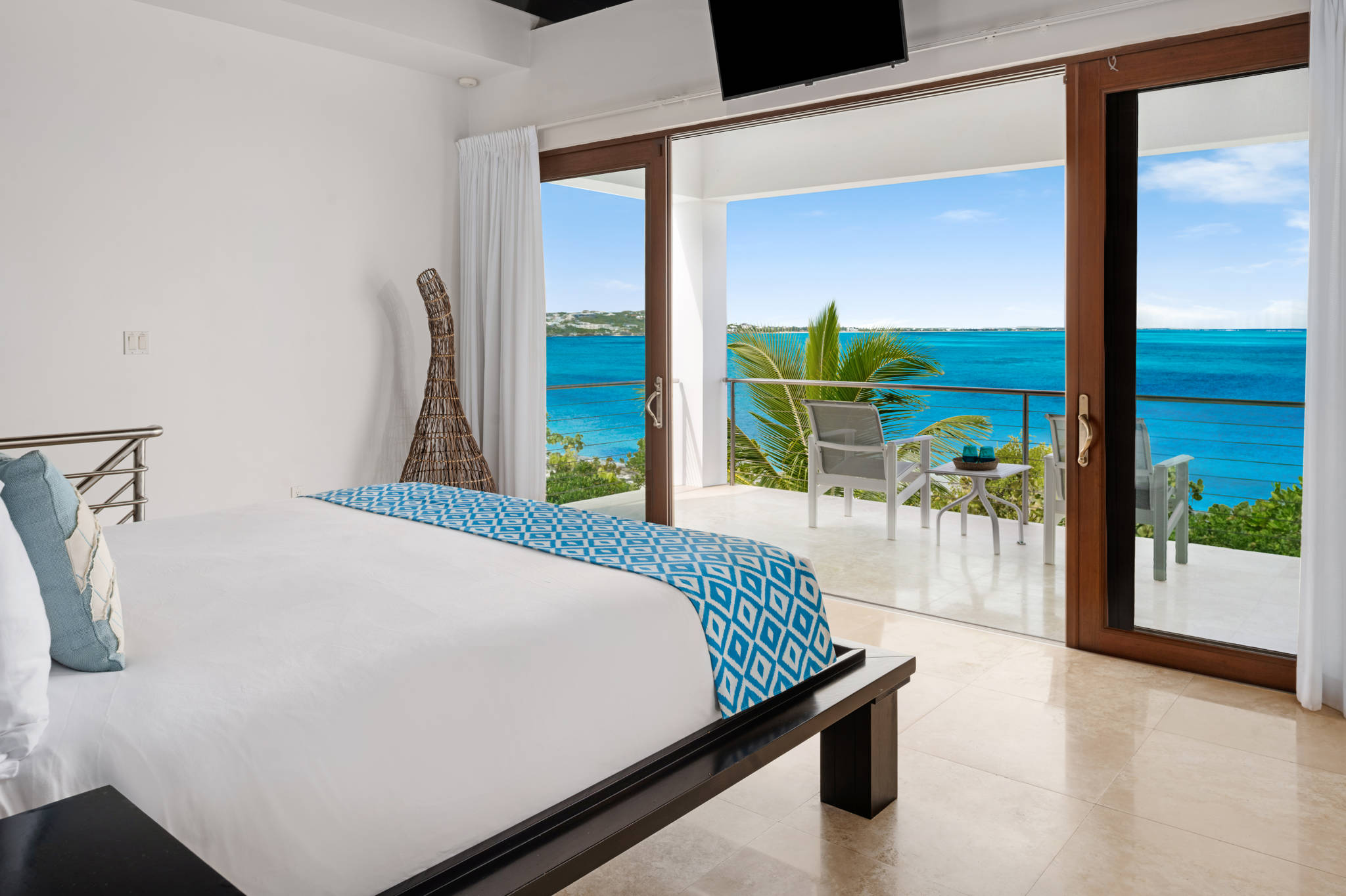 Water Edge Villa, Beachfront One-Bedroom in Turtle Cove Gallery 1