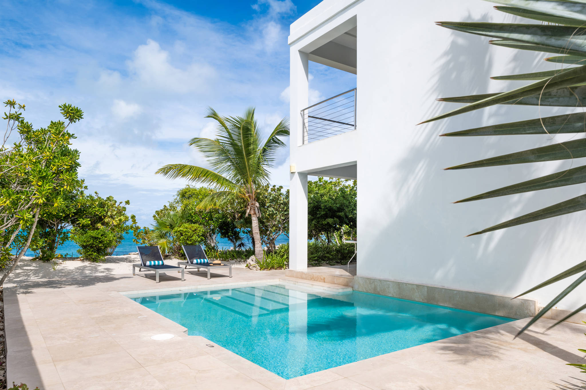 Water Edge Villa, Beachfront One-Bedroom in Turtle Cove Gallery 2