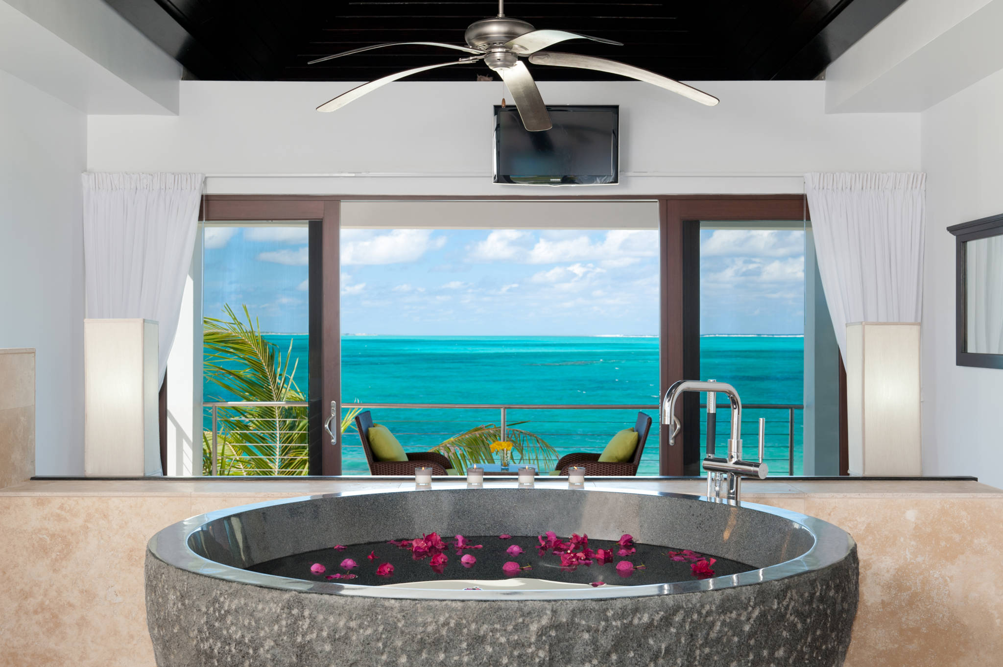 Water Edge Villa, Beachfront One-Bedroom in Turtle Cove Gallery 3